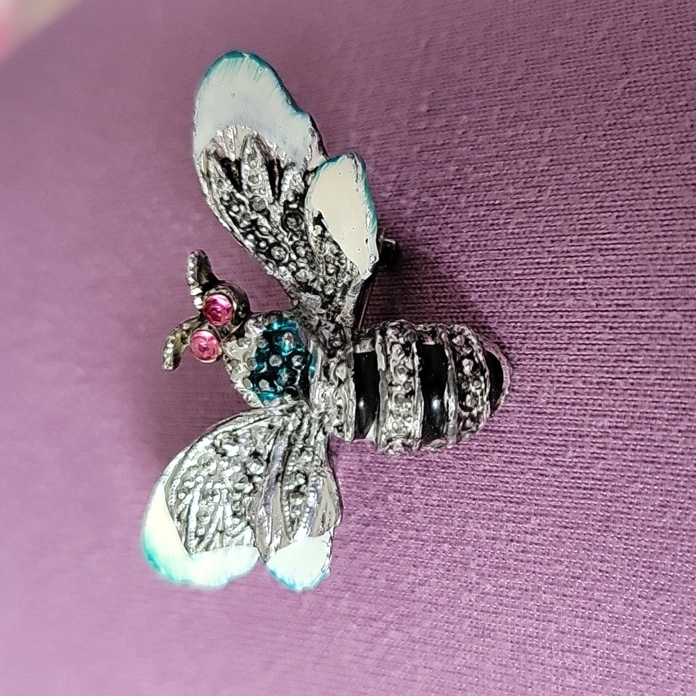 Hand painted bee brooch